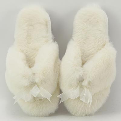 China Fashion Trend Women's Faux Fur Fuzzy Flip Flop House Open Toe Warm White Fur Slides Slippers For Women for sale