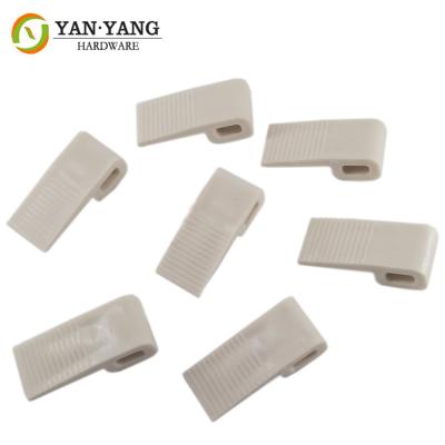 China Furniture fittings plastic sofa retaining zigzag spring binder clips, connecting link for sofa spring for sale