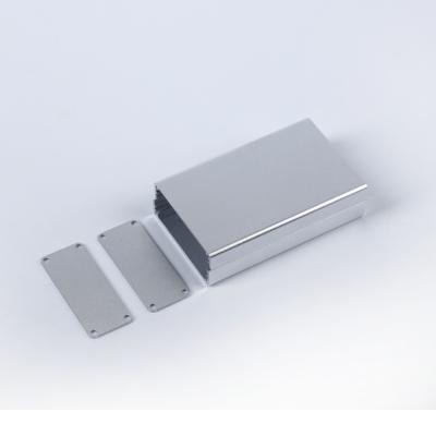 Chine Résistance à la corrosion Anodisation du boîtier en aluminium extrudé noir et argenté pour les panneaux de commande industriels à vendre