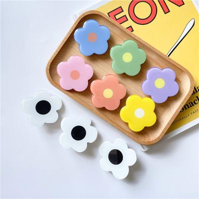 China Manufacturer Supplier Poppings Acrylic Phone Socket Grip Flower Phone Socket Adjustable Cell Phone Holder for sale