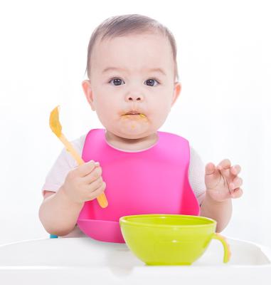 China Custom Silicone Food Grade Easy Roll Up Soft Silicone Baby Water Proof Feeding Bib With Crumb Catcher for sale