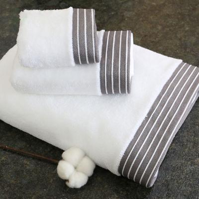 China Absorbent Custom Design White Plush Bath Towels Luxury 100% Cotton Hotel for sale