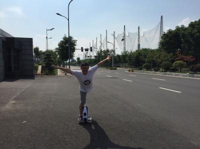 China Um auto ereto do giroscópio da roda que equilibra o Unicycle elétrico, Monocycle elétrico à venda