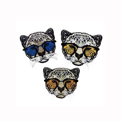 China Cheap price fashion embriodery patch for clothes animal water soluble soft leopard embroidery fabric patch main hand sewing clothes patch Applique guards patch for sale