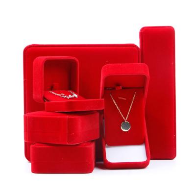 China Delicate Handle and Fashionable Luxury Colorful Velvet Appearance Round Pile Pendant Jewelry Box for Proposal Wedding for sale