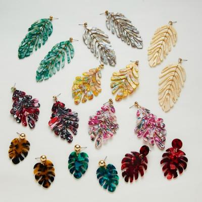 China TRENDY Fashion Girls Gift Statement Dangle Boho Hawaiian Women Green To Leaf Acrylic Drop Earrings for sale