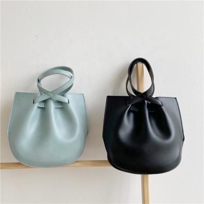 China Fashion Trendy Women's New Product Pure Color Pleated Handbag Design One-Shoulder Creative Cross - Body Bag Shell Bucket Bag for sale