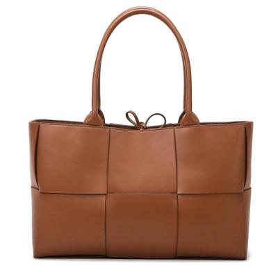 China Vintage Large Capacity Ladies Handbag Weave Leather Tote Bag With Inner Purse for sale