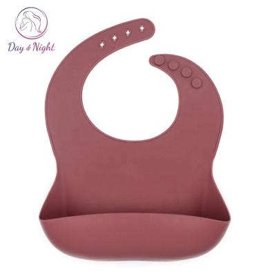 China Prevent the baby from soiling the baby clothes silicone high quality baby supplies silicone feeding bib MY02B031 for sale