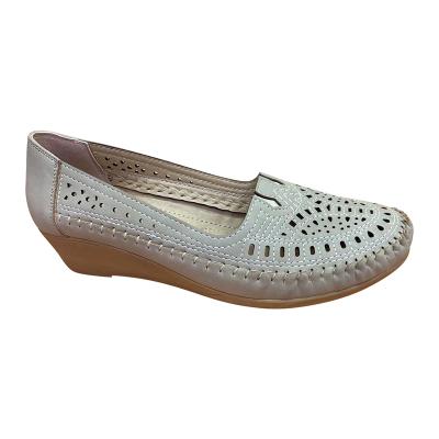 China Anti-slippery Classic Flat Low Heel Women's Solid Color Design Shoes With Breathable Holes for sale