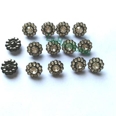 China Nickel Free Metal Alloy Sewing Buttons White Lacquer Coat Flower Buttons for sale