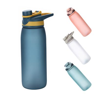 China Gimnasio para actividades al aire libre portable sin BPA Botella de agua de plástico para deportes con tiempo en venta