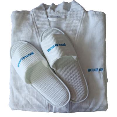 China MRTONG Wholesale Custom Made High Quality 100% Breathable Hotel Cotton Waffle Bathrobe Slippers Set for sale