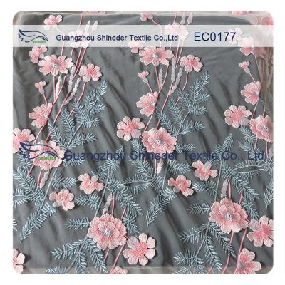 China Gesticktes Polyester-Spitze-Gewebe für die heiße Sommer-Kleidungs-Hautecouture mit Blumen zu verkaufen