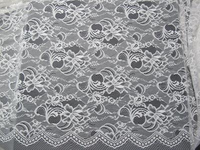 Chine Floral suisse en nylon blanc de tissu de dentelle tricoté avec la dentelle de frontière et le bord de feston à vendre