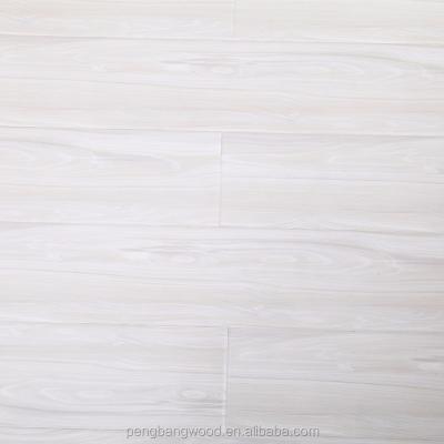 China The Commercia& Household Real Oak Color Wood Feeling Easy Installation Durable Floating Laminate Flooring for sale