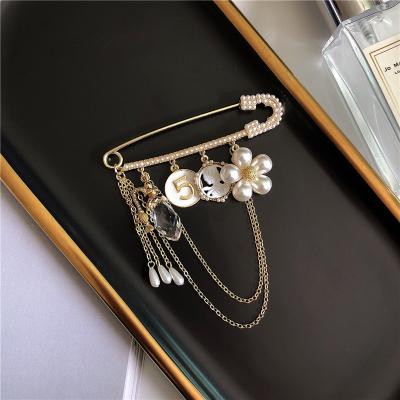 China Latest Design Elegant Women Ornament Pearl Brooch Fashion Alloy Style Rhinestone Vintage New Tassel Brooch Pin for sale