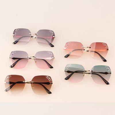 China Fashion sunglasses diamond decoration rimless sunglass ladies shape to multi color sunglasses 2021 women eyewear for sale