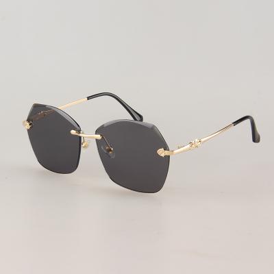 China Fashion Sunglasses Personality Crystal Diamond Ocean Piece Metal Frame Ladies Sunglasses New Shape Rimless Oversized Sun Glasses Shades for sale