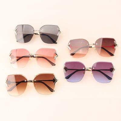 China Fashion Sunglasses Personality Crystal Diamond Ocean Piece Metal Frame Ladies Sunglasses New Shape Rimless Oversized Sun Glasses Shades for sale