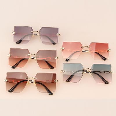 China Trendy Oversized Rimless Gradient Sunglasses Men Low Price Fashion Square Square Sun Glasses Fashion Sun Glasses for sale