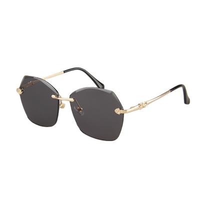 China Fashion Sunglasses Personality Crystal Diamond Ocean Piece Metal Frame Ladies Sunglasses New Shape Rimless Oversized Sun Glasses Shades for sale