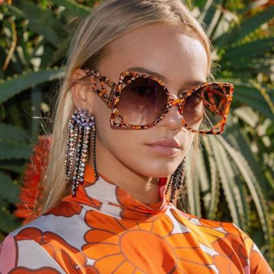 China 10 Years Experience 2021 New Fashion Square Leopard Frame Sunglasses For Summer Beach Women PC Custom Oversized Frame Resin Cool Logo Shades for sale