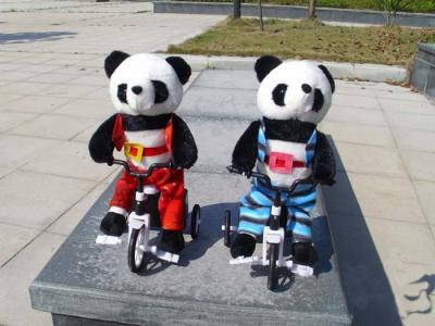 China Juguetes musicales de la felpa del algodón del 100% PP, juguete suave de la panda animal electrónica de la bicicleta en venta