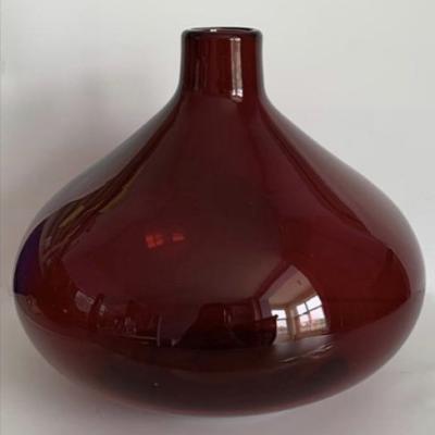 China Handmade Stained Dark Red Color Glass Tall Onion Shape Traditional Organic Glass Vase For Home Decoration for sale