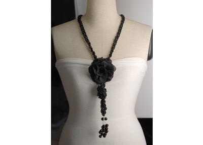 Chine Tissu personnalisé Lady Black Flower colliers artisanaux pour chandail et Blouses à vendre