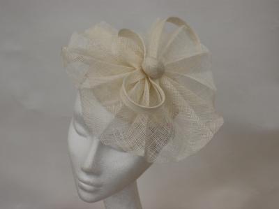 Chine Chapeaux normaux blancs de dames Fascinator de jour avec le bouton couvert, bandeau en plastique à vendre