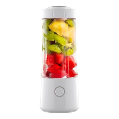 China Mini Portable Car Juicer Blender Portable and Rechargeable Battery Juice Blender for sale