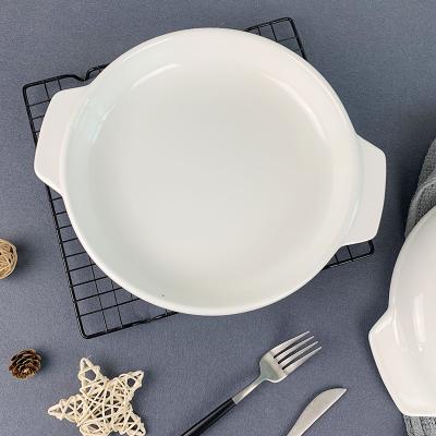 China Hot Selling Stocked Porcelain 2021 Ceramic Bakeware Fine Pan Round Cake Pan White With Handle for sale