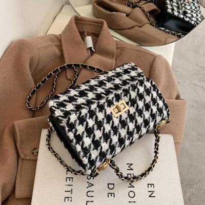 China Outdoor Activites Newcomers Korean Style Cheap Metal Thick Chain Quilted Handbags Cross - Body Bag Women for sale