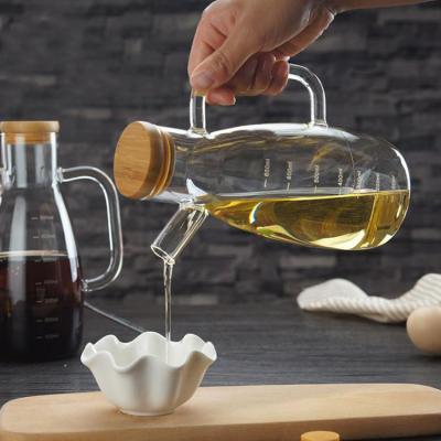 China Sustainable Factory Wholesale Scale Kitchen Supplies Soy Sauce Vinegar Insulated Oil Transparent Glass Box With Wooden Lid for sale