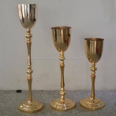 China Wedding Centerpieces Gold Tall Wedding Pillar Metal Flower Stand Vase for sale