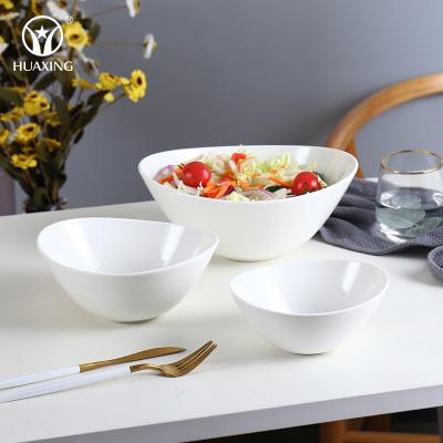 China Modern Viable White Ceramic 6-9.5 Inch Serving Bowls Porcelain Salad Fruit and Popcorn Bowls Oval Shape for sale