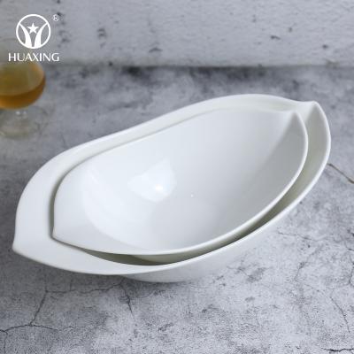 China Different Size Porcelain Boat Shape Ceramic Serving Bowl Workable For Fruit Salad for sale