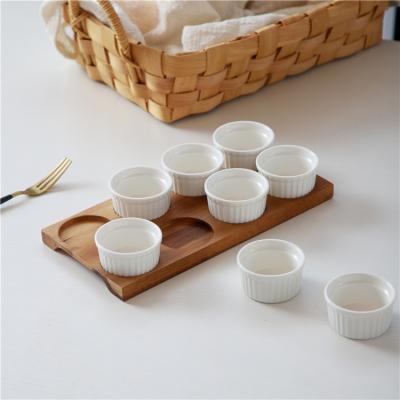 China Wholesale Disposable Dish Oven Safe White Ceramic Soufflé Creme Brulee Ramekin Bowls With Wooden Tray for sale