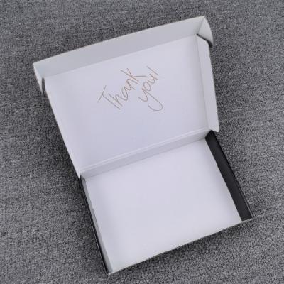 China Custom Recyclable Gold Foil Corrugated Mailer Kraft Paper Mailer Recyclable Te koop