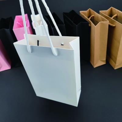 China Solid Color Recyclable Blank Pattern Gift Shopping Printed Paper Bag en venta