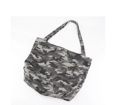 China - 2021 New Style Camouflage Print Beach Bag Wholesale Tote Handbag for sale