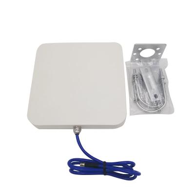 Chine Antenne à bande ultra large 3700-4200MHz 14 DBi Connecteur SMA avec câble 186x186x28 à vendre