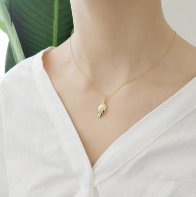 China Fashionable jewelry S925 sterling silver leaf necklace design necklace, metal simulation leaf necklace for sale