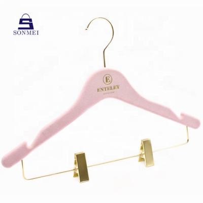 China Staples hanger cut gold hangers jeans fashion wholesale display boutique hangers for sale