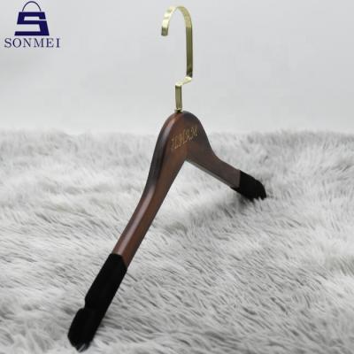 China New classic/postmodern black velvet shoulder slip non slip cheap wooden hangers hanger for clothes for sale