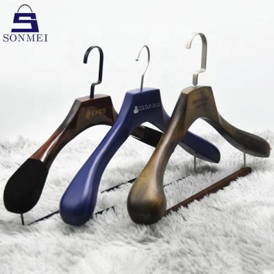 China New classic/postmodern luxury men's suit hanger boutique clothing hangers wood for sale