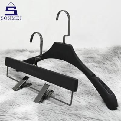 China Non-slip Plastic Rubber Suit Hangers Durable Shirt Pants Garment Hangers for sale