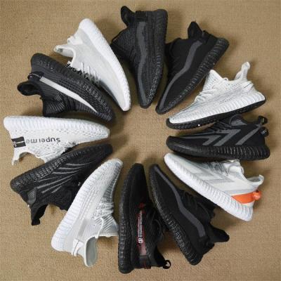 China 2021 Fashion New Design Men's Sports Shoes Breathable Knitted Sneakers Men's Running Shoes for sale