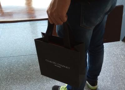 Chine Le gris vêtx des sacs en papier avec des poignées, protection de l'environnement de sacs de transporteur de papier à vendre